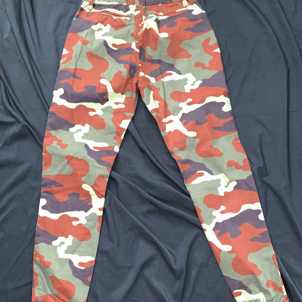 A burgundy blue and gray camouflage pair of Joggers. Size M